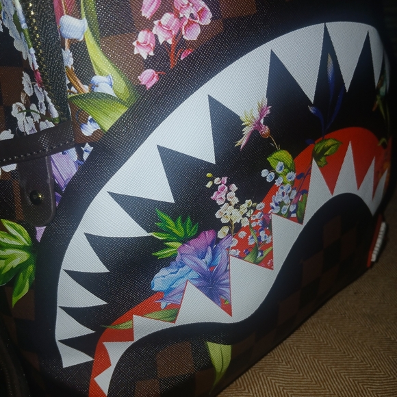 NWTLimited edition Streetsporty style Rounded silhouette Square and floral Shark - Picture 9 of 14